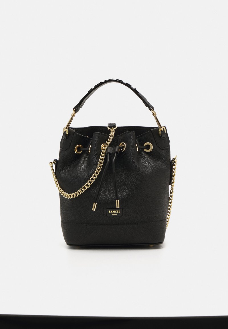 Sac seau en cuir noir avec chaîne et quincaillerie en ton doré. Présente une fermeture à cordon et une plaque de marque à l'avant. Fini texturé.