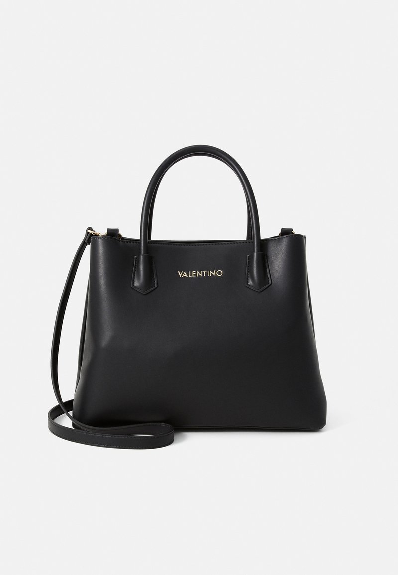 Bolsa de mão em couro preto, com alças duplas na parte superior, alça de ombro destacável, formato retangular e logotipo "Valentino" em relevo em dourado.