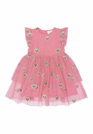 Robe rose en tissu léger avec manches volantées, jupe en tulle à volants et motifs dorés en forme de mains partout.