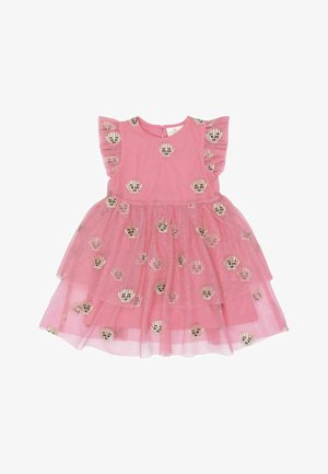 Vestido rosa hecho de tela ligera con mangas con volantes, falda de tul en capas y patrones de manos doradas en todo el vestido.