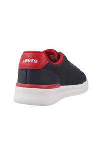 La scarpa atletica Levi's presenta una toma in rete blu navy, dettagli rossi, un colletto imbottito e una suola bianca con il marchio sul tallone.