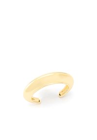 Pulsera abierta de oro brillante y suave con un diseño grueso y redondeado, exhibida sobre un fondo blanco.