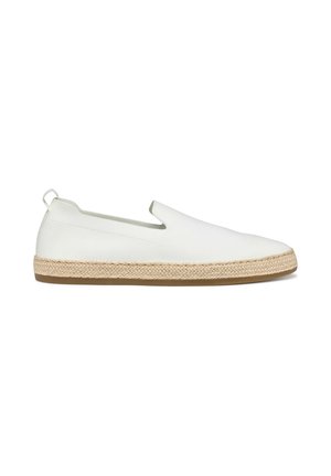 Zapato tipo slip-on blanco de lona con paneles laterales elásticos, entresuela de cuerda de yute y suela de goma. Textura suave con diseño minimalista.