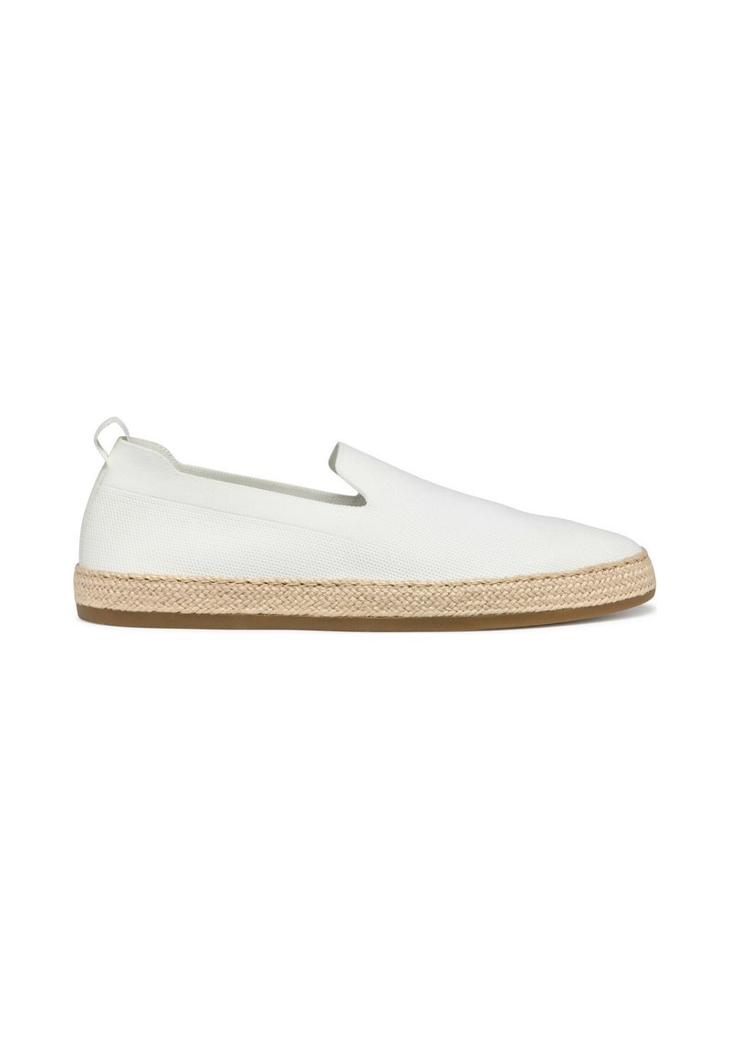 Scarpa slip-on bianca in tela con pannelli elastici laterali, suola centrale in corda di juta e suola in gomma. Texture liscia con design minimalista.