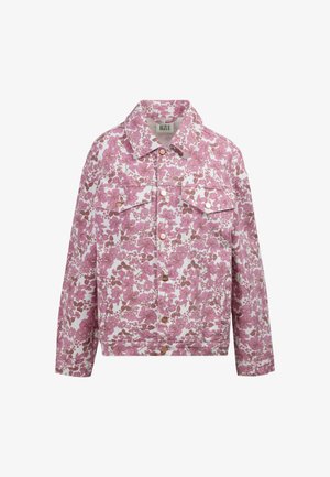 Różowo-biała kurtka jeansowa w kwiatowy wzór, z przodu zapinana na guziki, z dwoma kieszeniami na piersiach, z kołnierzykiem i długimi rękawami.