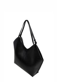 Borsa tote in pelle nera con texture liscia e design angolare. Presenta due cinghie lunghe e cuciture curve sottili.