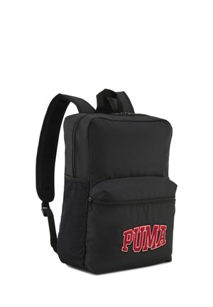 Sac à dos Puma noir avec bretelles rembourrées, poche avant zippée, poches latérales en mesh et logo Puma rouge sur la poche avant.
