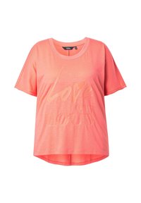 Camiseta de manga corta en color coral rosa, hecha de una tela suave, con un diseño en relieve brillante que dice "love out loud" en un tono contrastante.