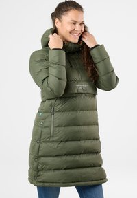 Padded parka in olive green, with a high collar, zippered side pocket, and snap-button accents. Textured surface with horizontal rows.