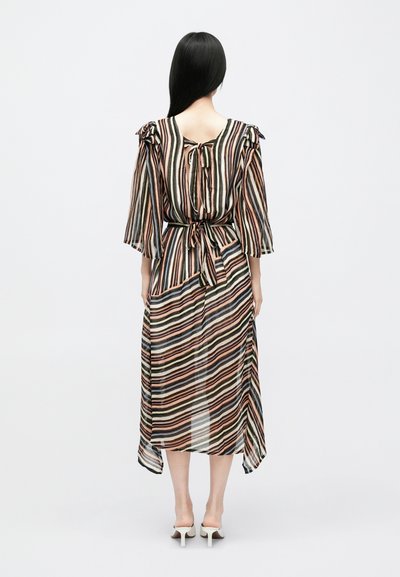 Svītraina kleita ar garām piedurknēm, jostu viduklī un atvērtu muguru. Krāsas: melna, balta, brūna un persiku. Puscaurspīdīgs audums.