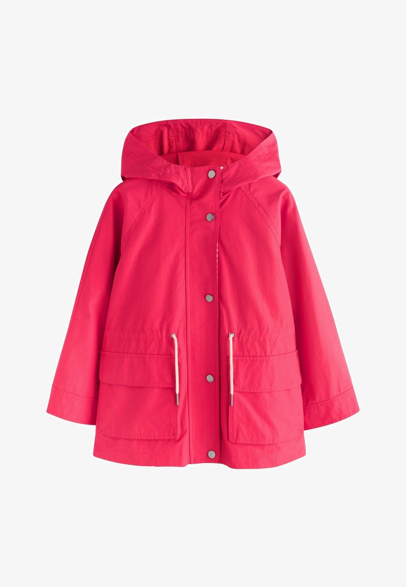 Rdeča jakna s kapuco, spredaj z zaponkami na pritiskače, z zategovalcem v predelu pasu in dvema velikima sprednjima žepoma s pokrovčkom.