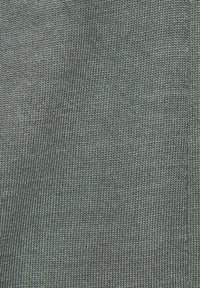 Pullover aus gestricktem Stoff, mit einer engen Textur in Dunkelgrau und einem dezenten Glanz, ohne auffällige Muster oder Verzierungen.