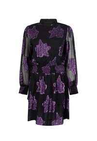 Zwarte jurk met lange doorschijnende mouwen, met paarse bloemenborduursels, een geraffineerde taille en hoge hals. Zachte textuur met een vloeiende silhouet.