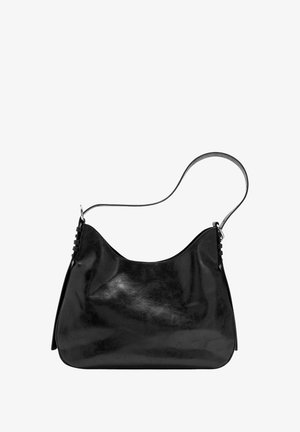 Czarna skórzana torba na ramię o gładkiej fakturze, półsztywnej konstrukcji, z jednym paskiem i detalami pętli po boku. Kompaktowy rozmiar.
