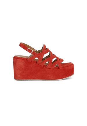 Sandali platform in suede rosso con fasce incrociate, cinturino alla caviglia regolabile e tacco a zeppa solido. Superficie testurizzata e design con punta aperta.