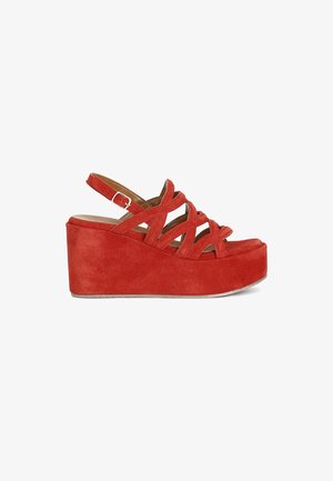 Sandali platform in suede rosso con fasce incrociate, cinturino alla caviglia regolabile e tacco a zeppa solido. Superficie testurizzata e design con punta aperta.