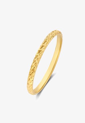 Bague en or avec une surface texturée et facettée. Intérieur lisse avec un design uniforme et élancé. Pas d'embellissements supplémentaires.