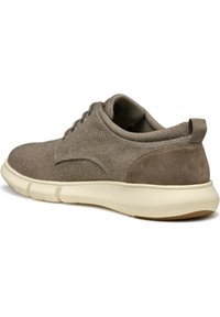Sneaker in suede e tessuto marrone chiaro con punta arrotondata, lacci grigi e suola in gomma crema. Presenta un tallone testurizzato e una fodera morbida.