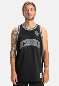 Čierna sieťová basketbalová dres s �šedým nápisom "DCSHOECO" a logom. Doplnkovaný okrúhlým výstrihom a bočnými panelmi.