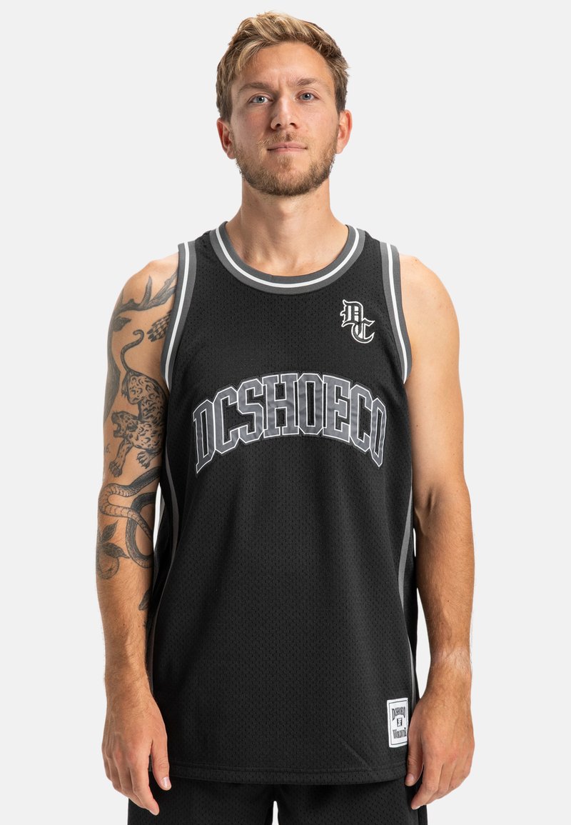 Čierna sieťová basketbalová dres s šedým nápisom "DCSHOECO" a logom. Doplnkovaný okrúhlým výstrihom a bočnými panelmi.