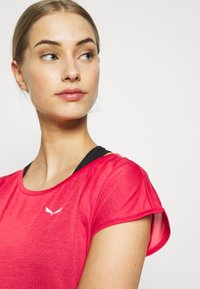 Salewa PUEZ TEE - T-shirt desportiva - rose/red melange