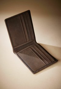 Portefeuille en cuir marron avec une finition texturée, comportant plusieurs emplacements pour cartes et un design simple et plié. Doublure intérieure lisse.