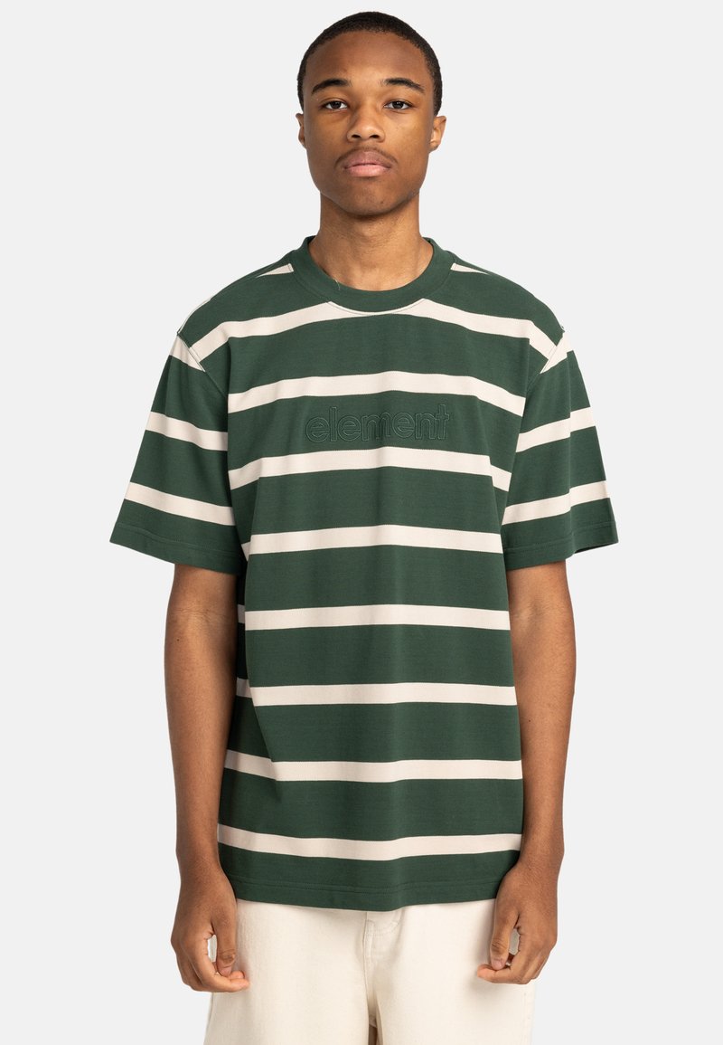 Camiseta de manga corta a rayas verde y crema, con cuello redondo y logo bordado "element" en el pecho.