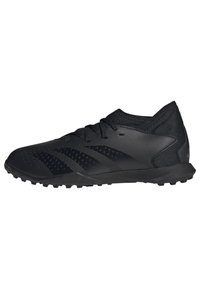Zapatilla deportiva negra con una parte superior sintética ligera, diseño texturizado, cierre con cordones y suela de goma con patrón para mayor tracción.
