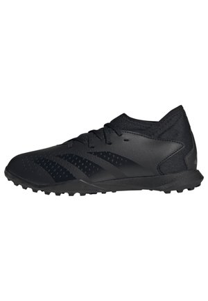 Zapatilla deportiva negra con una parte superior sintética ligera, diseño texturizado, cierre con cordones y suela de goma con patrón para mayor tracción.