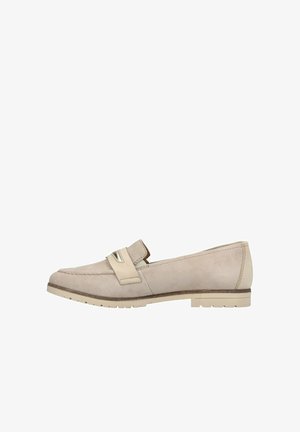 Beige Wildleder Slipper mit runder Spitze, ausgestattet mit einem metallischen Akzentriemen und einer niedrigen, strukturierten Gummisohle. Schlichtes und minimalistisches Design.
