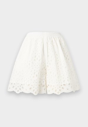 Λευκά σορτς με ελαστική μέση, διακοσμημένα με κεντητό λουλουδάτο μοτίβο και κυματιστό τελείωμα.