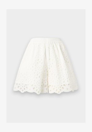 Valged elastse vöökohaga lühikesed püksid, millel on lilleline tikitud pitsmuster ja laineline ääris.