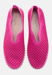 Scarpe slip-on rosa brillante realizzate in materiale testurizzato con un motivo a onda. Parte superiore elastica e suola in gomma con accenti beige per una migliore aderenza.