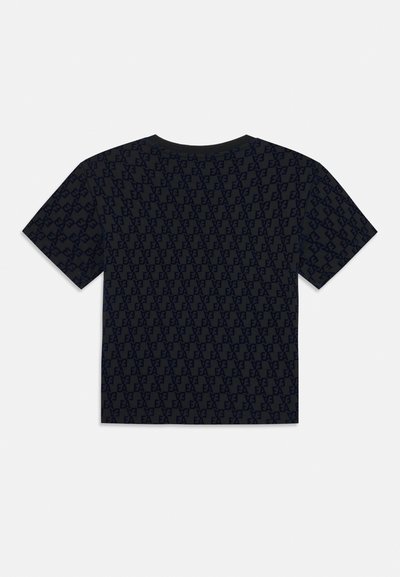 Melnā T-kreklā ir visā virsmā redzams burta "EA" raksts tumšākā nokrāsā. Īsām piedurknēm un apaļām kakla izgriezumam.