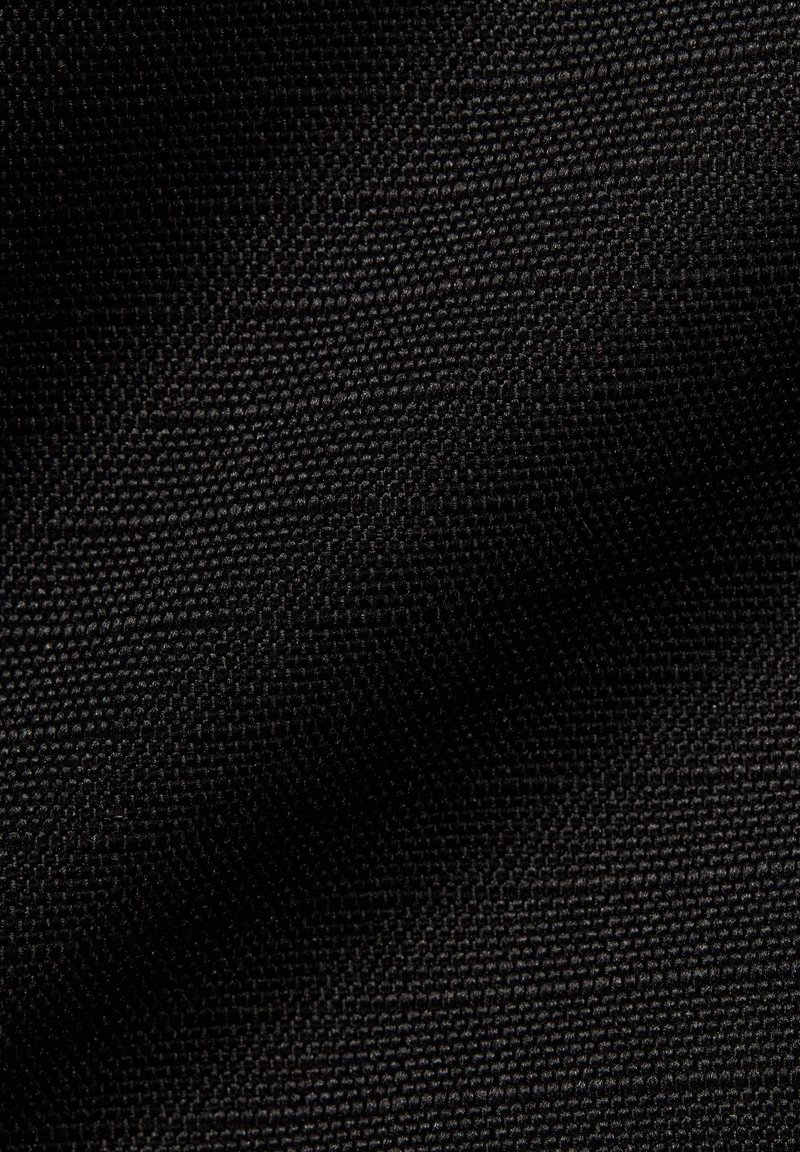 Tejido negro texturizado con un acabado ligeramente brillante, que presenta un patrón de tejido fino y uniforme, y una superficie suave y lisa.