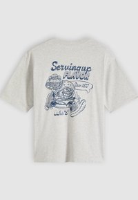 Γκρι κοντομάνικο T-shirt με μπλε εικόνα ενός χαμογελαστού χαρακτήρα μπέργκερ που κρατάει φαγητό, με το κείμενο «Σερβίρουμε γεύση από το 1873.»