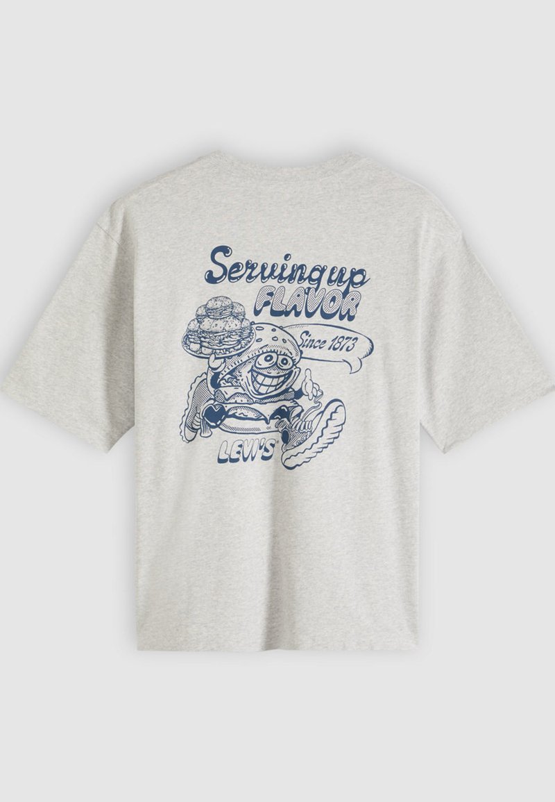 Graues T-Shirt mit kurzen Ärmeln, das eine blaue Grafik eines lächelnden Burger-Charakters zeigt, der Essen hält, mit dem Text "Serving up Flavor Since 1873."