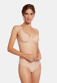 Beige naadloze bh en bijpassende hipsteronderbroek, zacht materiaal, gladde textuur, minimalistisch ontwerp, verstelbare bandjes, middelhoge tailleband.