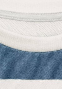 Tessuto di cotone a righe con un design blu chiaro e bianco. Il collo è a costine con una texture morbida e un piccolo accento grigio.