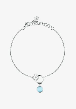 Braccialetto con catena d'argento con due anelli intrecciati e un piccolo ciondolo rotondo con pietra preziosa blu, dotato di chiusura a moschettone e maglie regolabili.