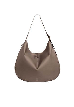 Grand sac à bandoulière taupe avec large sangle et fermeture éclair en haut, fabriqué en matériau lisse avec de légers plis.