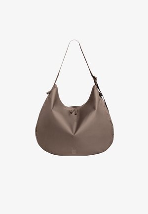 Große Schultertasche in Taupe mit breitem Träger und Reißverschluss oben, gefertigt aus glattem Material mit leichten Falten.