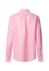Camisa de manga larga rosa hecha de lino, con cuello abotonado, pliegue en la espalda y puños abotonados con dobladillos redondeados.
