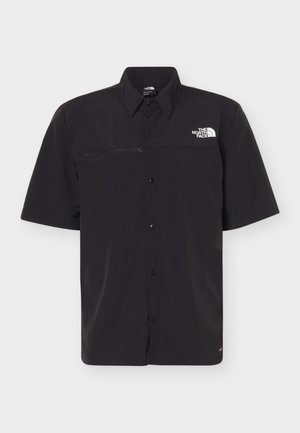 Μαύρο πουκάμισο με κοντά μανίκια και κουμπιά, γιακά, τσεπάκι στο στήθος με φερμουάρ και λευκό λογότυπο The North Face πάνω αριστερά.