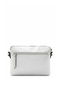 Bolso cruzado de cuero plateado con un acabado texturizado, que cuenta con un bolsillo delantero con cremallera y una correa ajustable para mayor versatilidad.