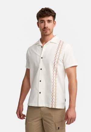Camisa de algodón crema de manga corta con un patrón bordado en rojo y naranja en el lado izquierdo, con botones oscuros y un diseño con cuello.