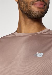 New Balance ESSENTIALS - T-shirt till träning - earth shadow