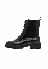 Botte de combat en cuir verni noir brillant avec un laçage sur le devant, semelle épaisse à nervures et tirette au talon, vue du côté extérieur.