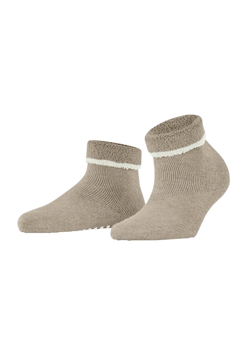 Miękkie beżowe skarpetki do kostek z podwiniętą mankietą, ozdobione białym wykończeniem i z antypoślizgowymi wstawkami na podeszwie, na białym tle.