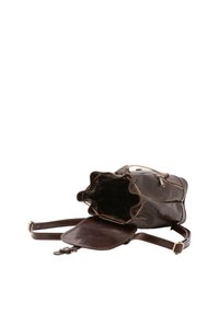 Bruine leren tas met een trekkoordopening, gevoerd met een ruitpatroon, en een afneembare schouderband. Voorzien van messing hardware en een platte zak.